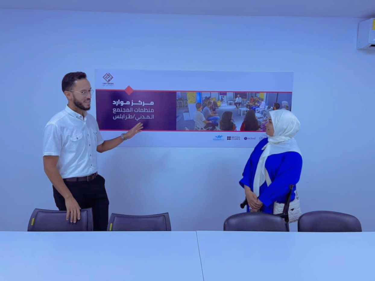 زيارة السيدة فوزية الرشيد طاهر لمركز الموارد لمنظمة ممكن لتعزيز التعاون والتدريب